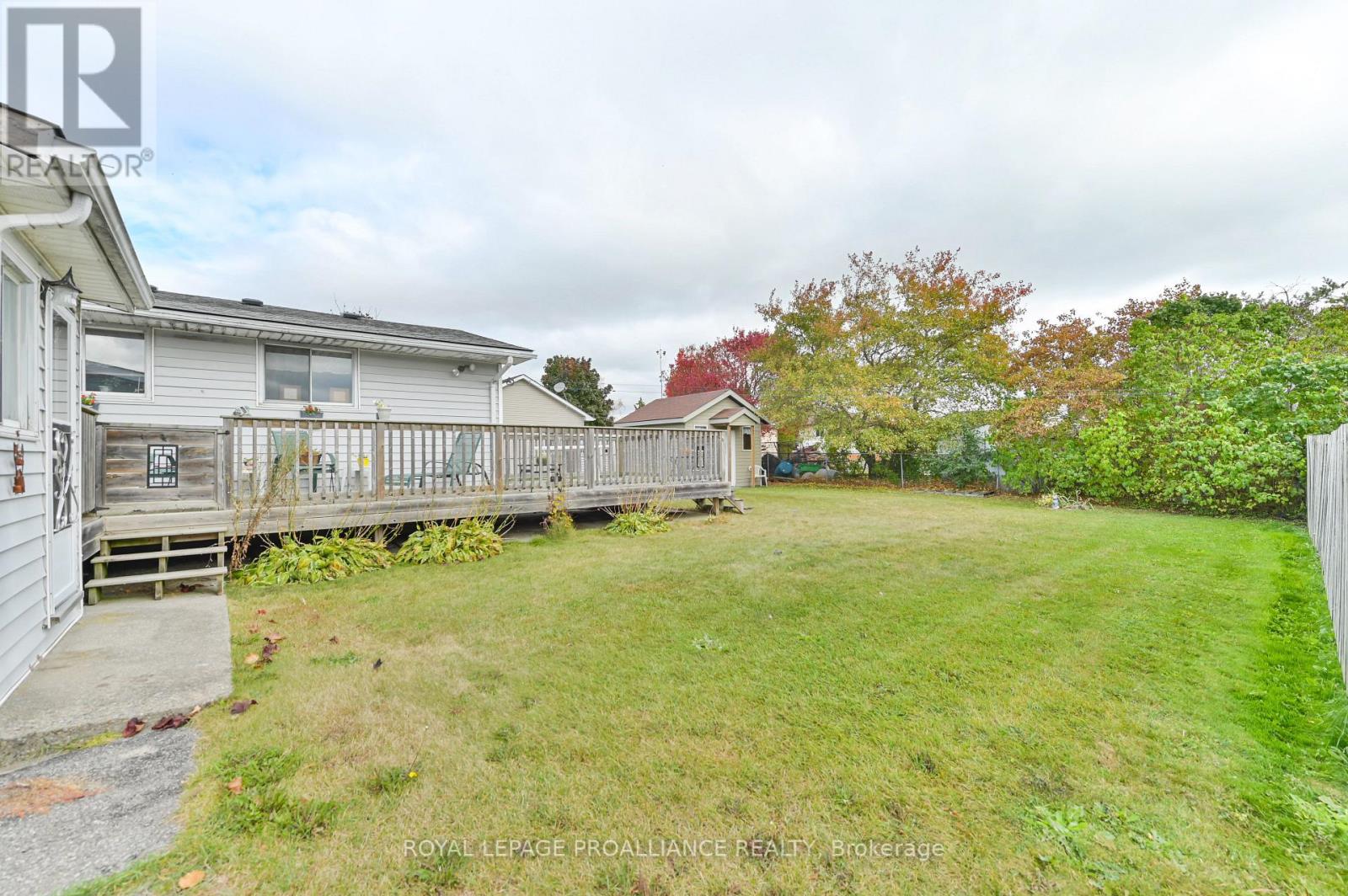 11 ELGIN ST E