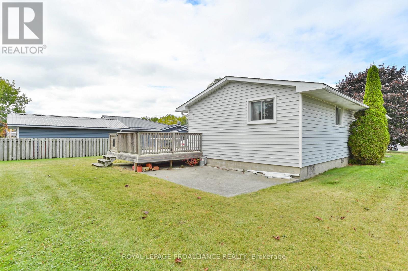11 ELGIN ST E