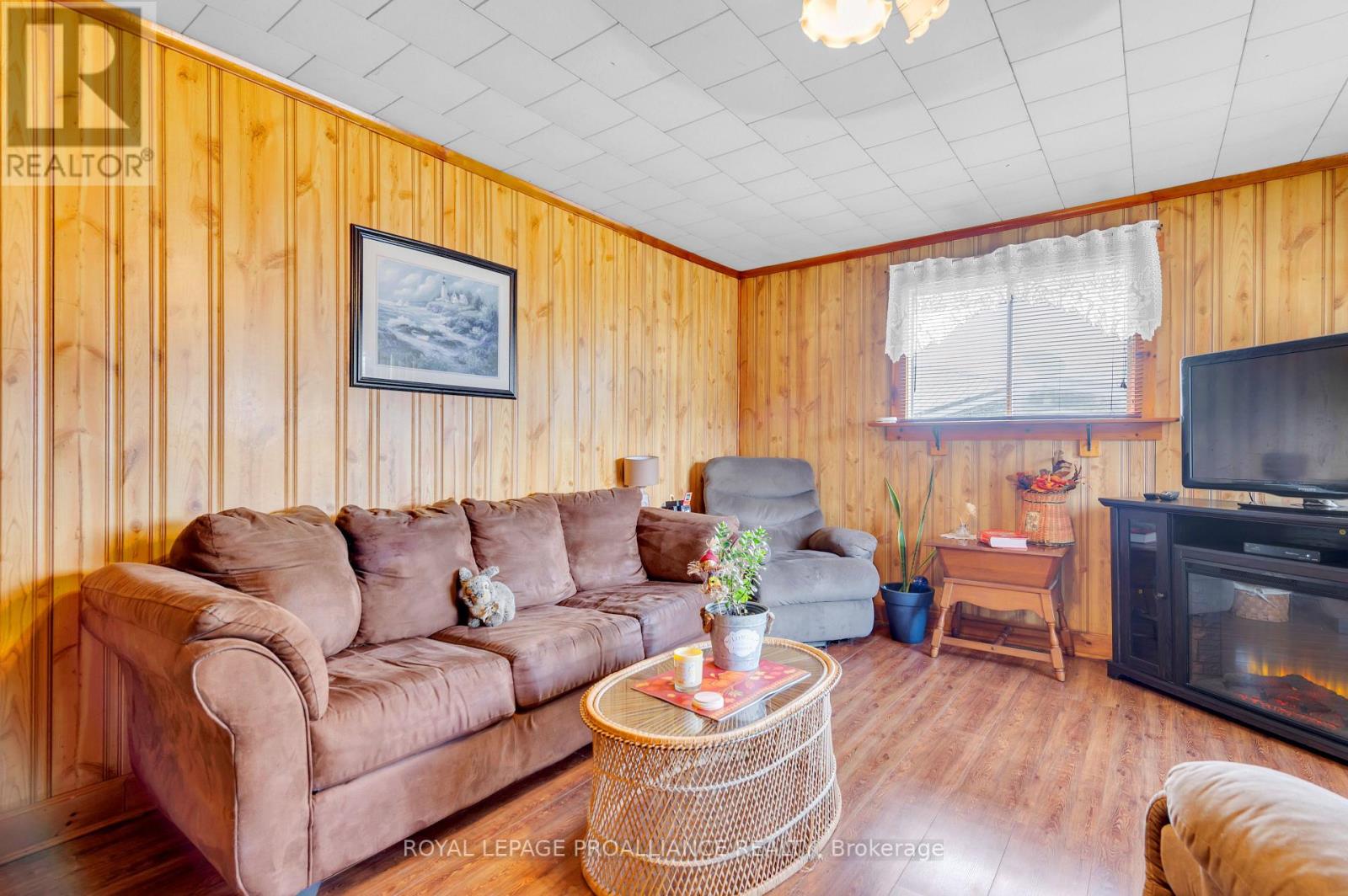 11 ELGIN ST E