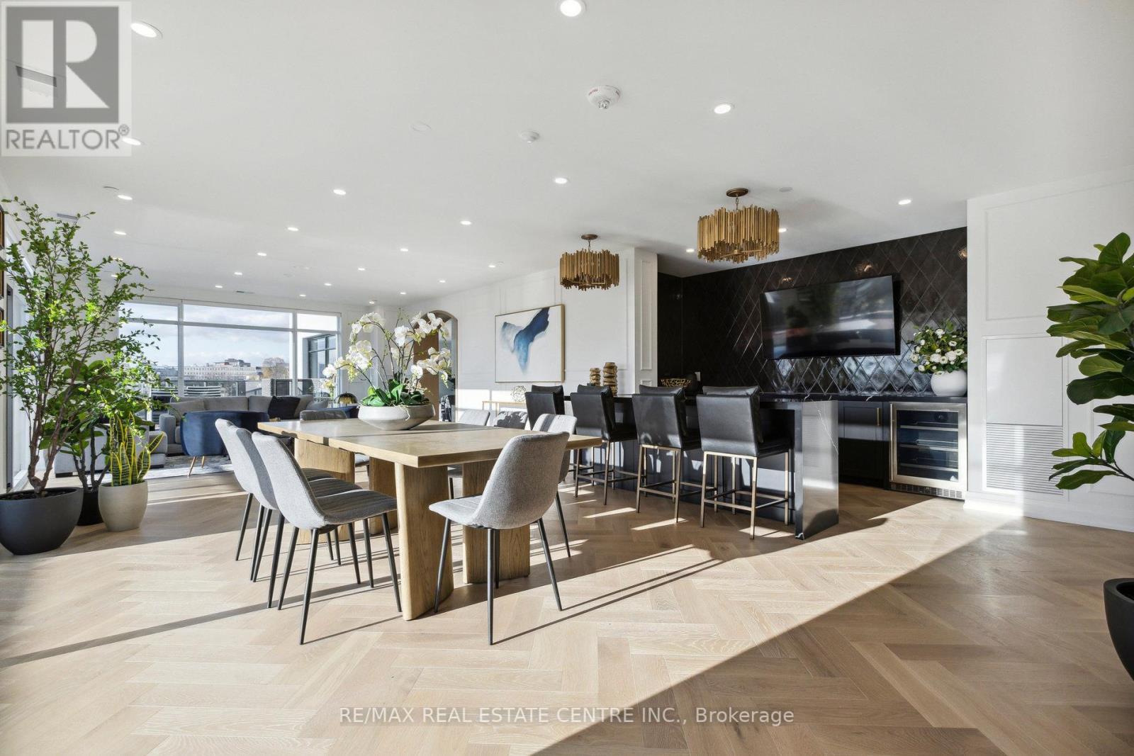 #602 -71 WYNDHAM ST S, #602