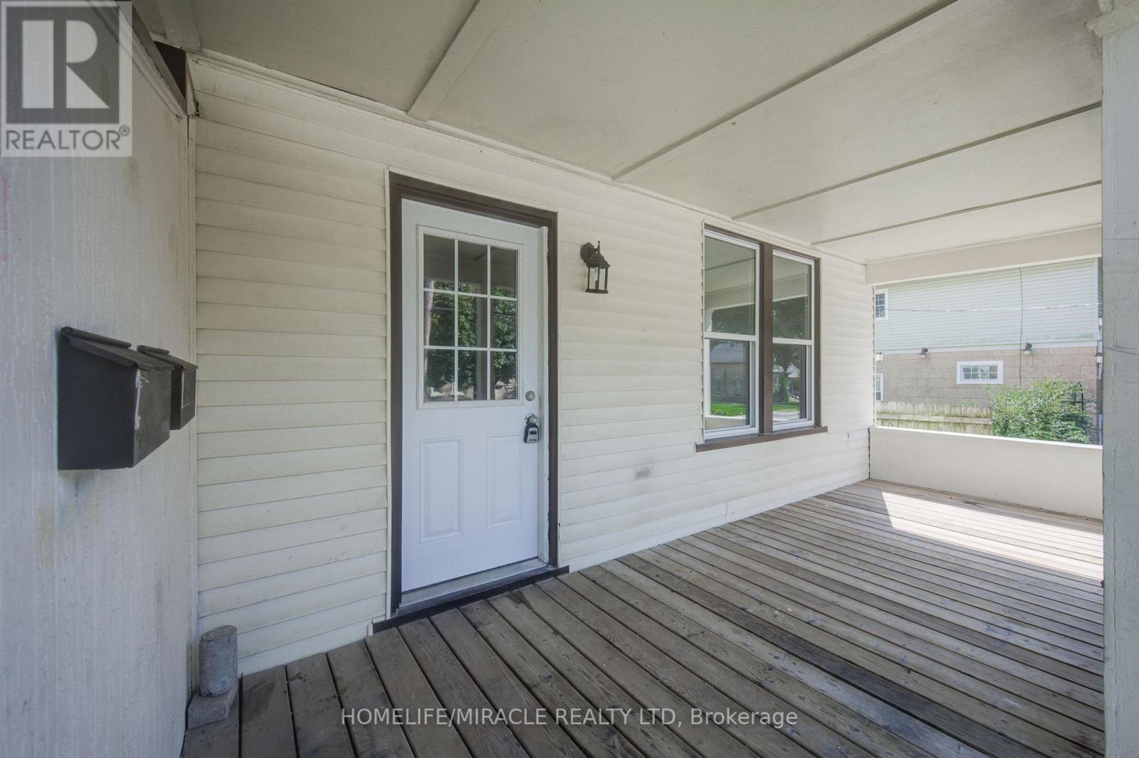 48 WINNIETT ST