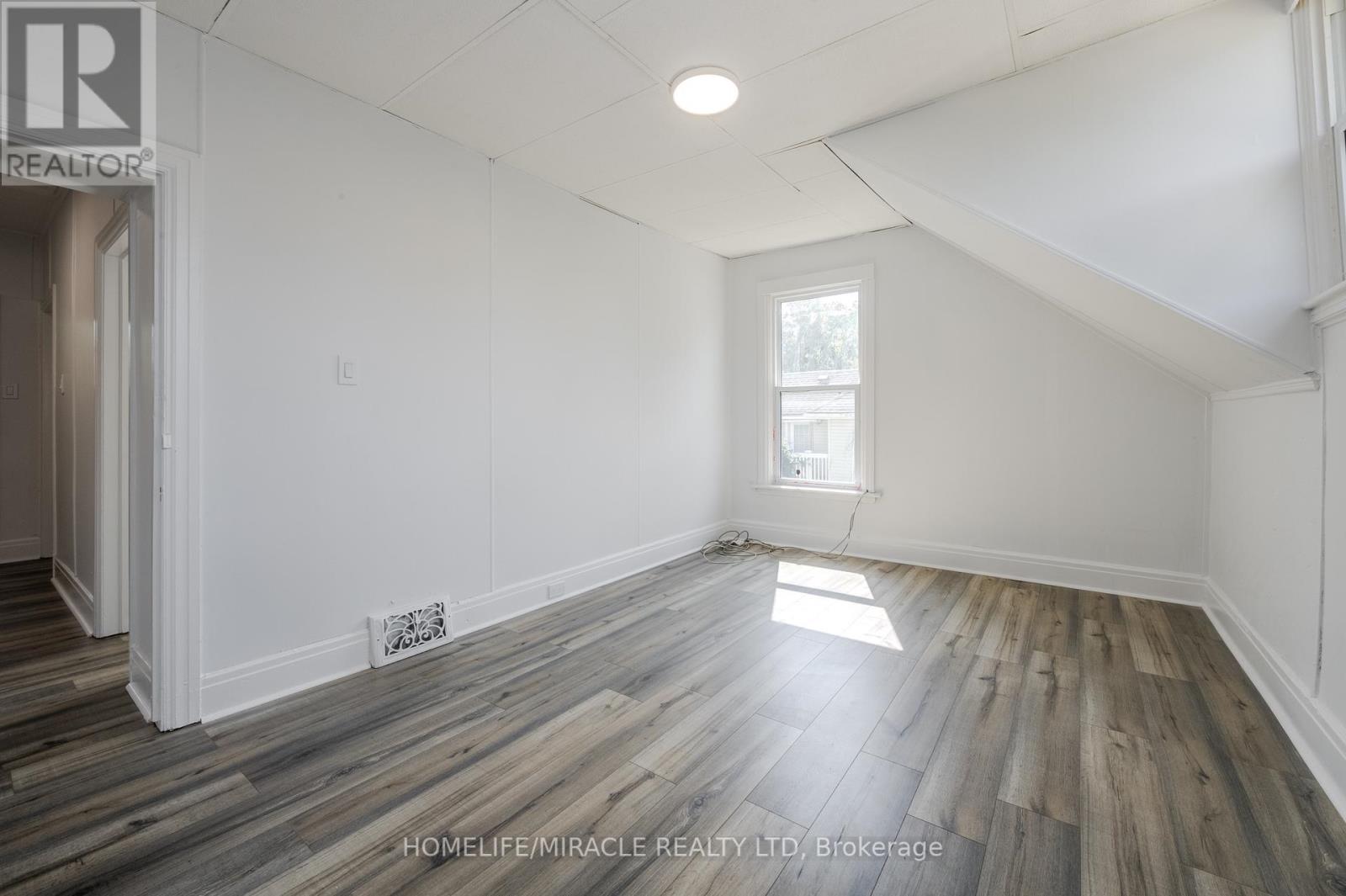 48 WINNIETT ST