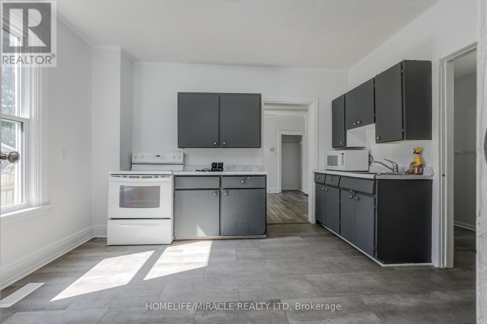 48 WINNIETT ST