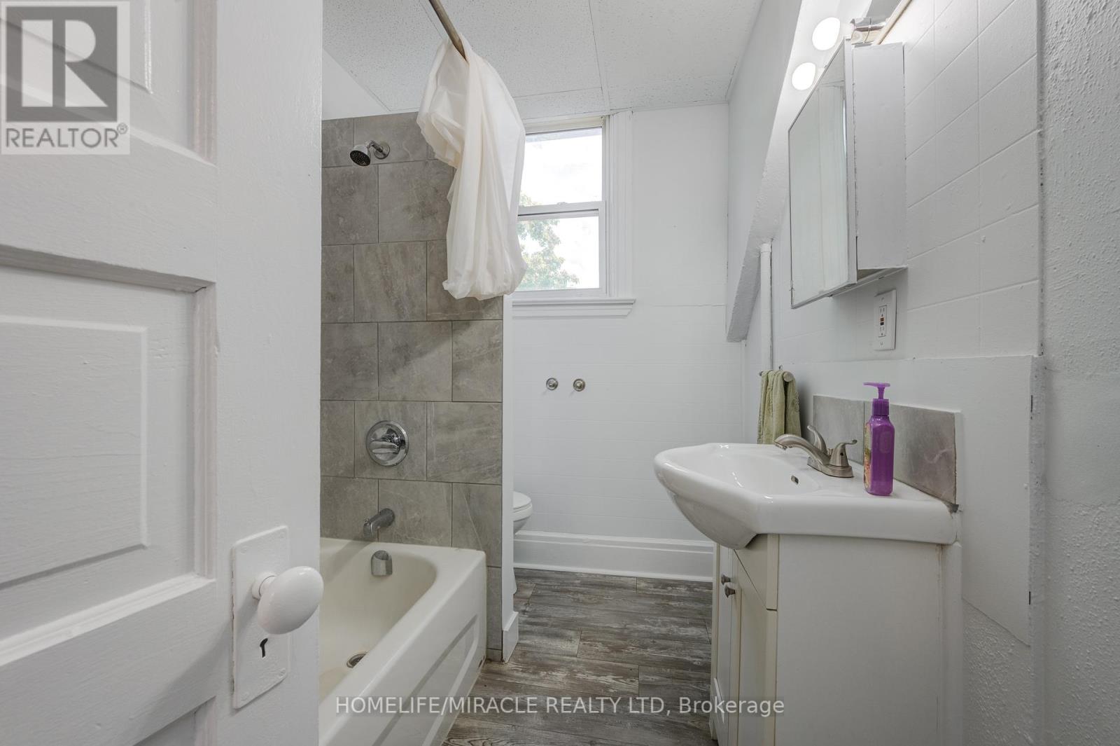 48 WINNIETT ST