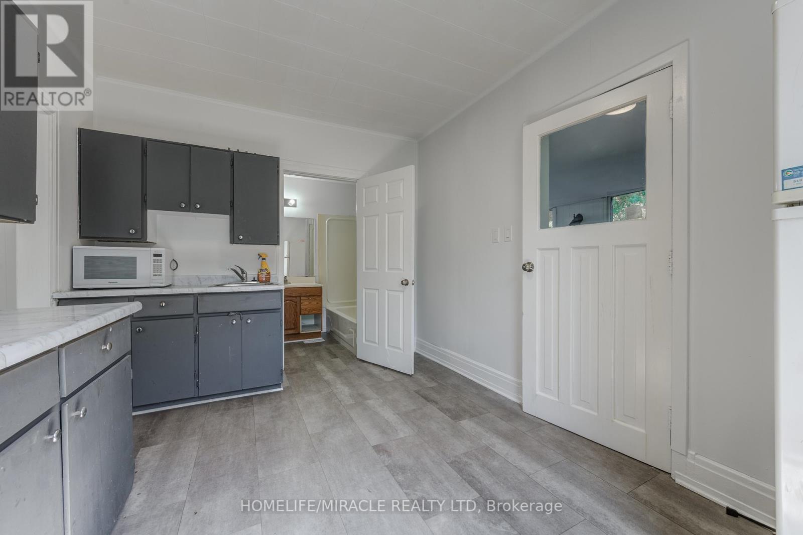 48 WINNIETT ST