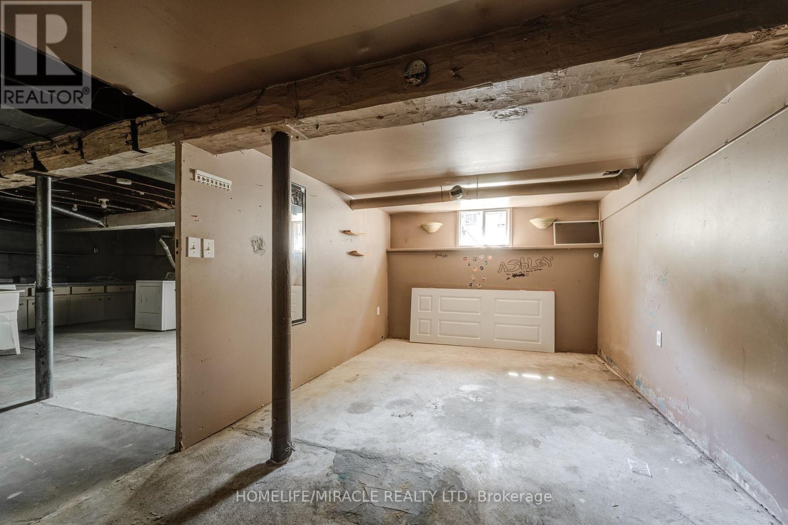 48 WINNIETT ST
