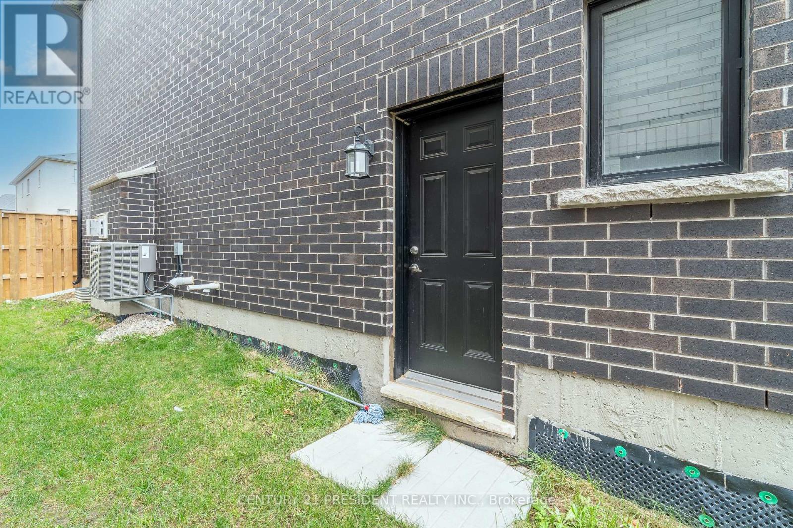 1095 EDINBURGH DR