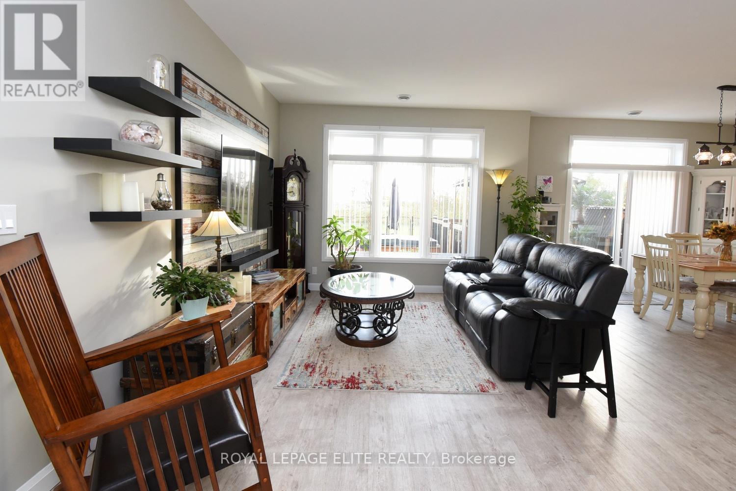 #15 -740 MAIN ST E, #15