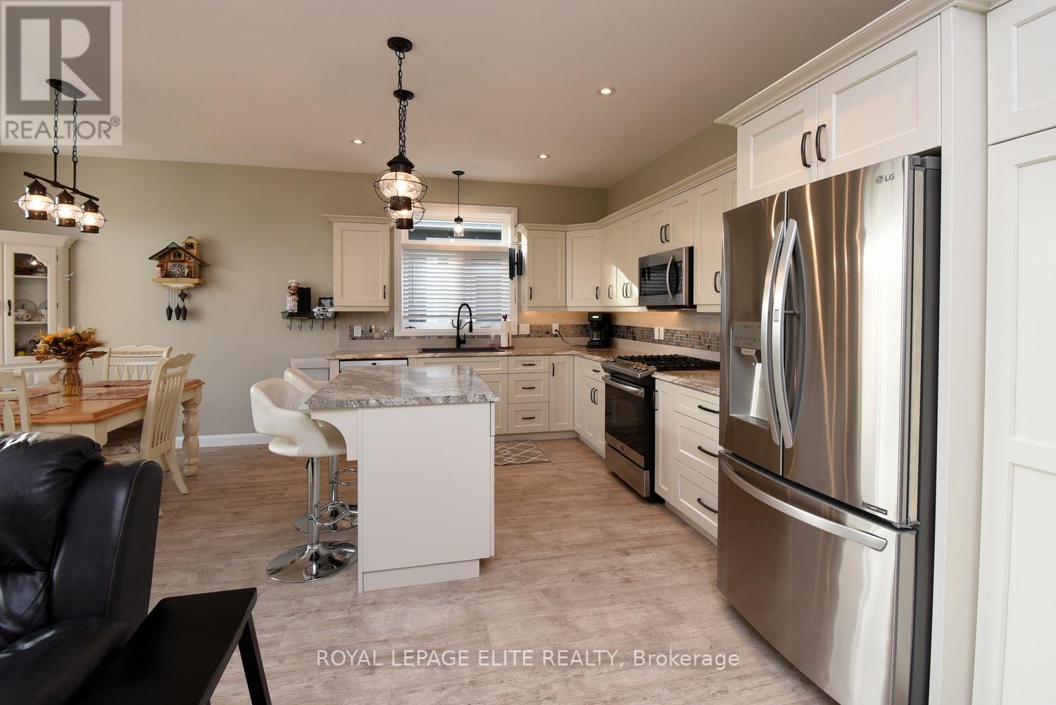 #15 -740 MAIN ST E, #15