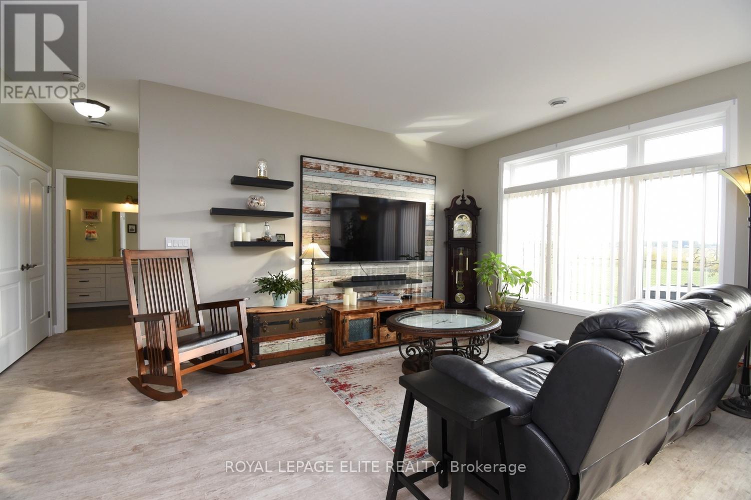 #15 -740 MAIN ST E, #15