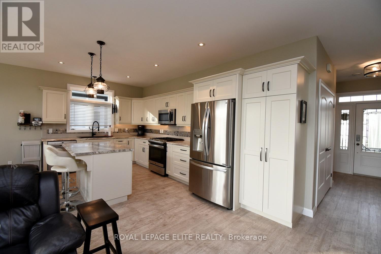 #15 -740 MAIN ST E, #15