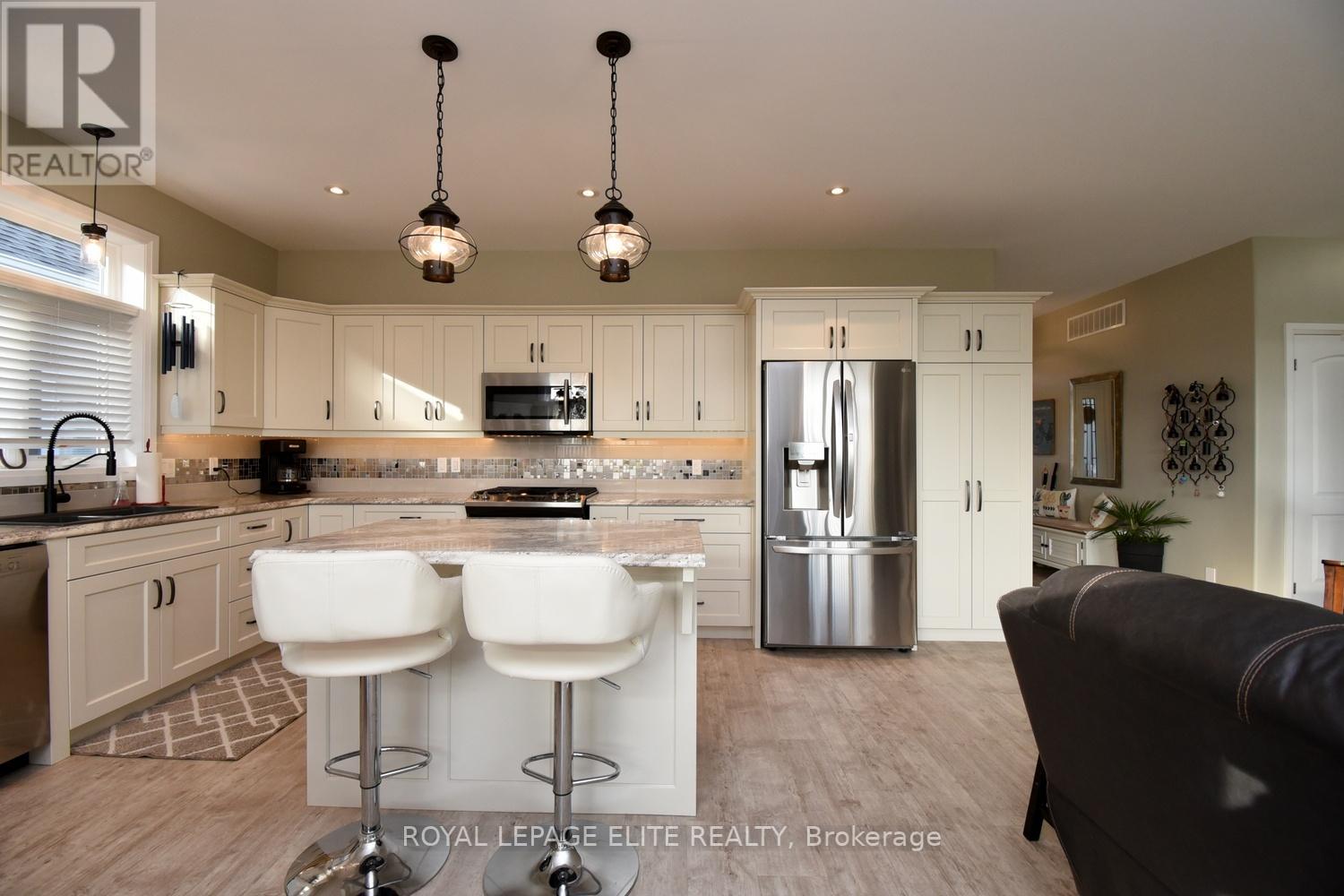 #15 -740 MAIN ST E, #15