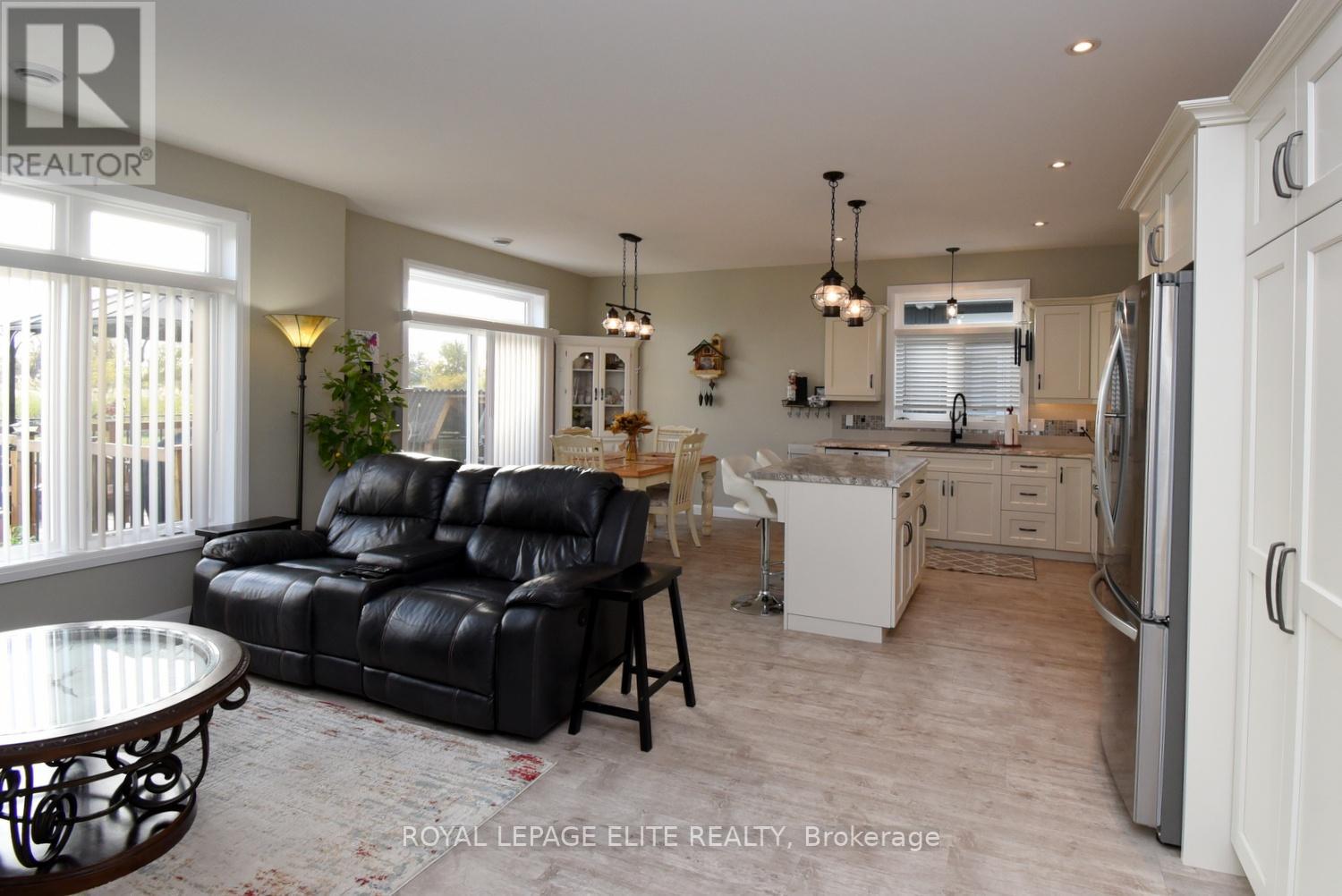 #15 -740 MAIN ST E, #15