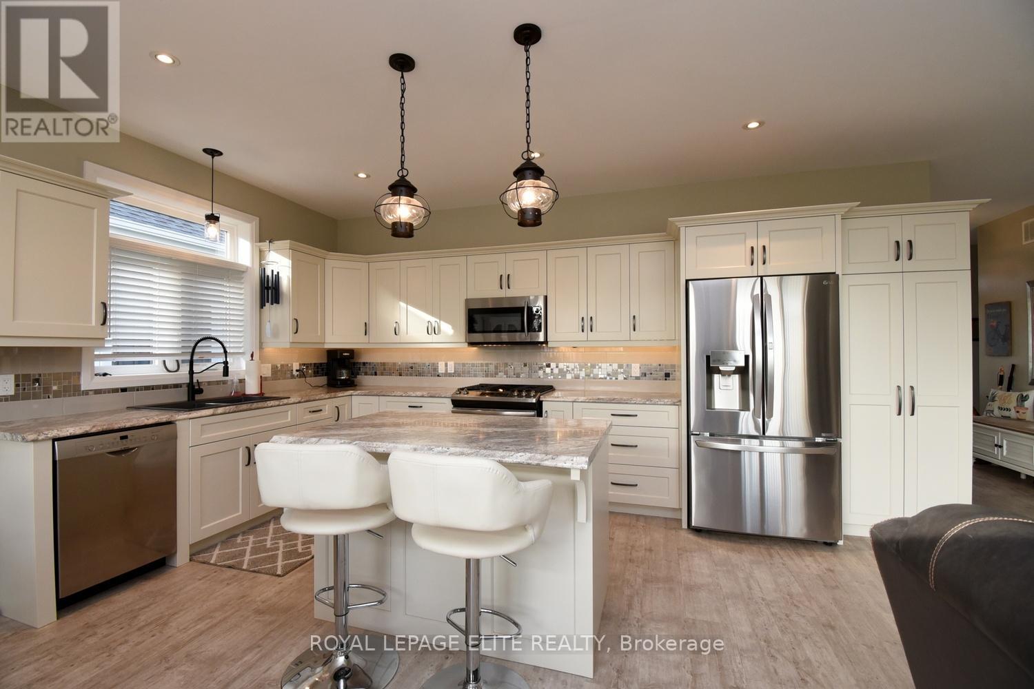 #15 -740 MAIN ST E, #15