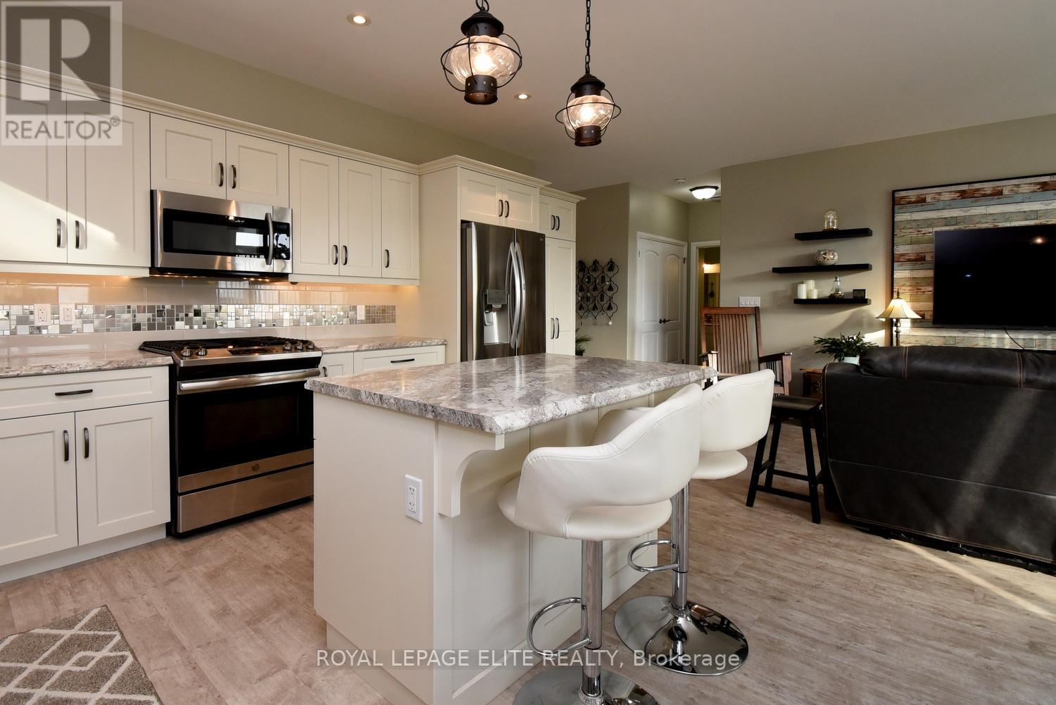 #15 -740 MAIN ST E, #15