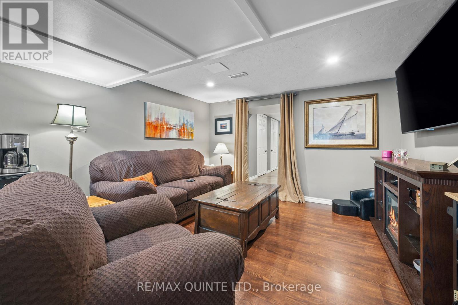 16 MAPLE DR
