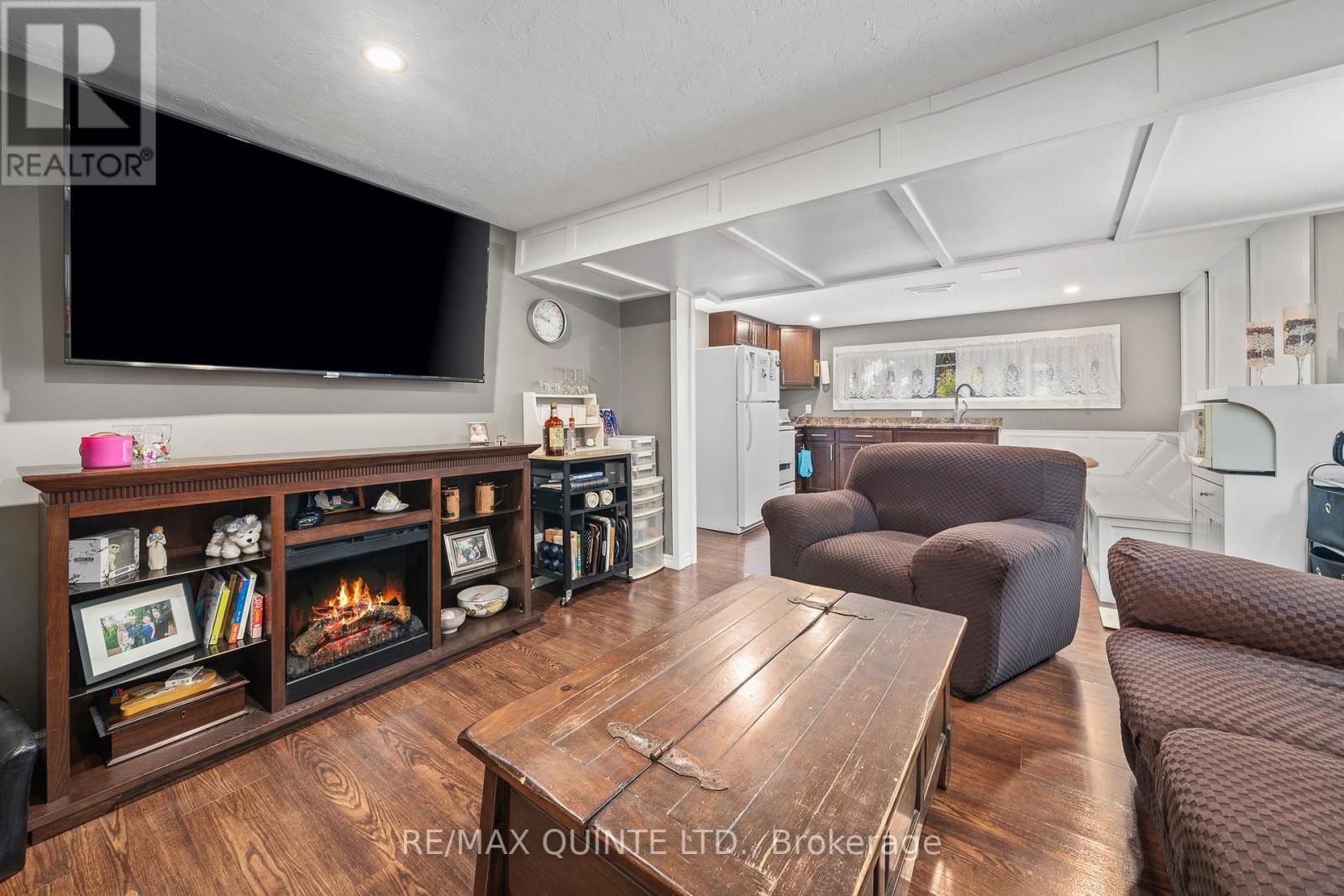 16 MAPLE DR