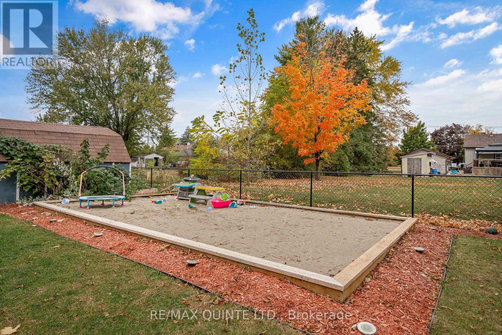 16 MAPLE DR