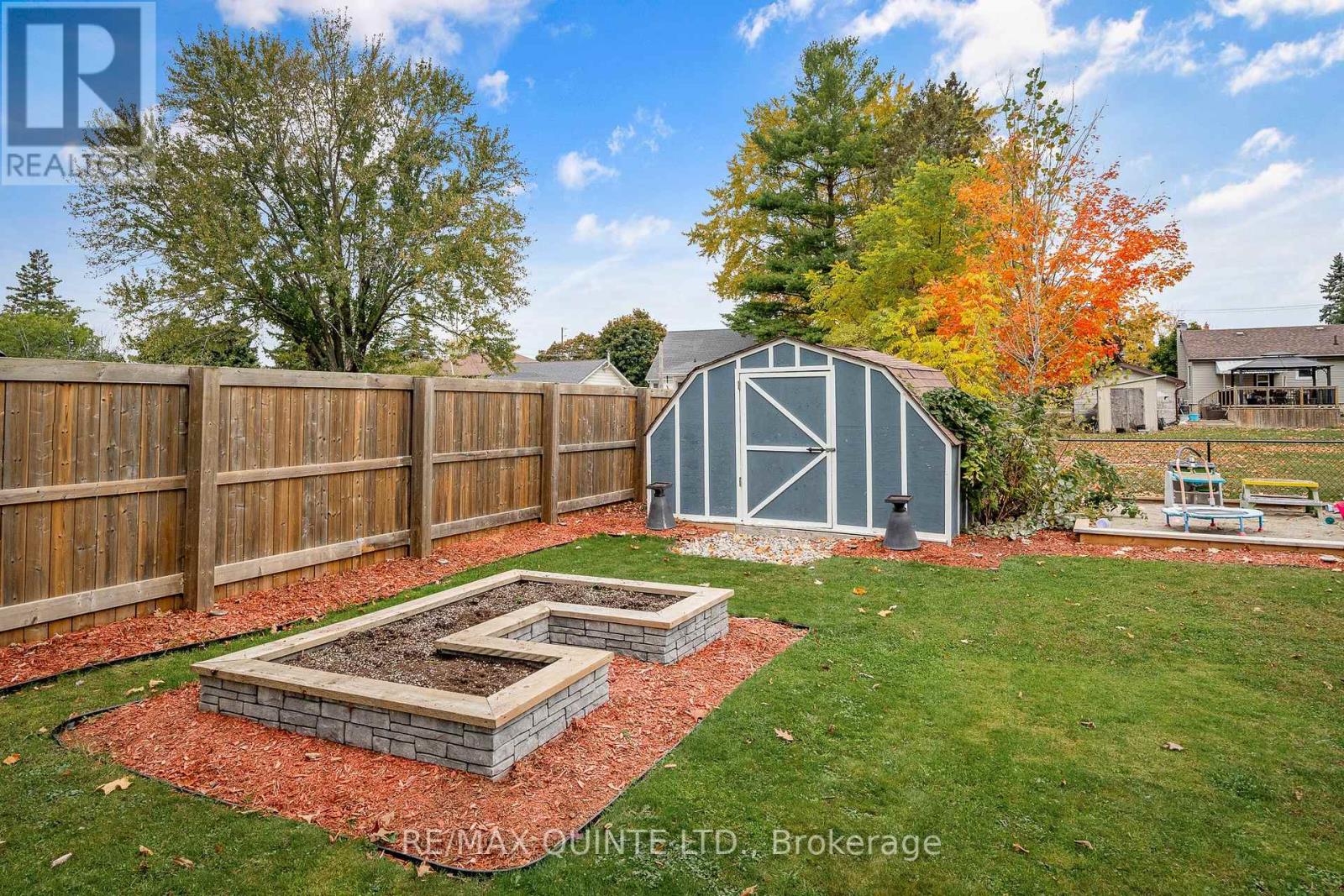 16 MAPLE DR