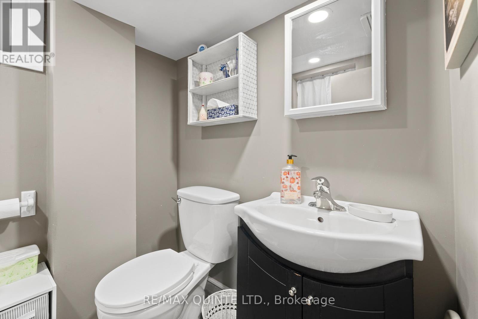 16 MAPLE DR