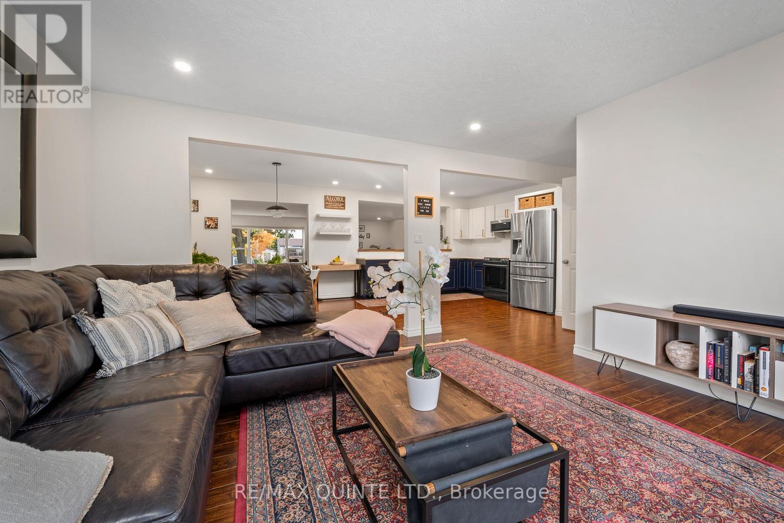 16 MAPLE DR