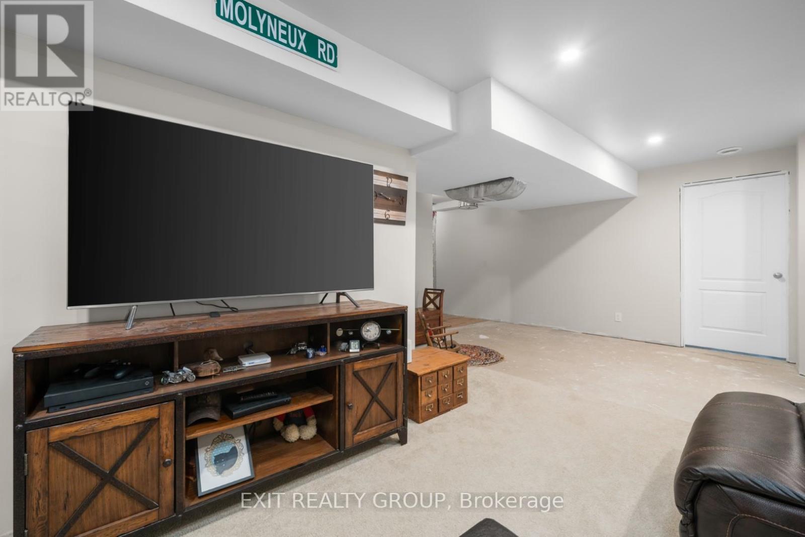 52 ALETHA DR