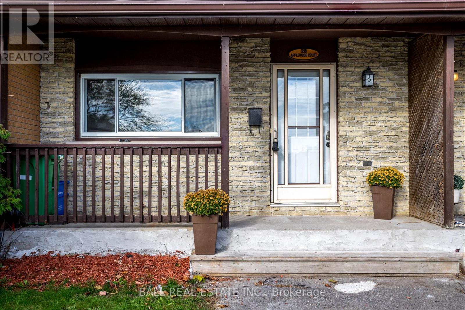 28 APPLEWOOD CRT