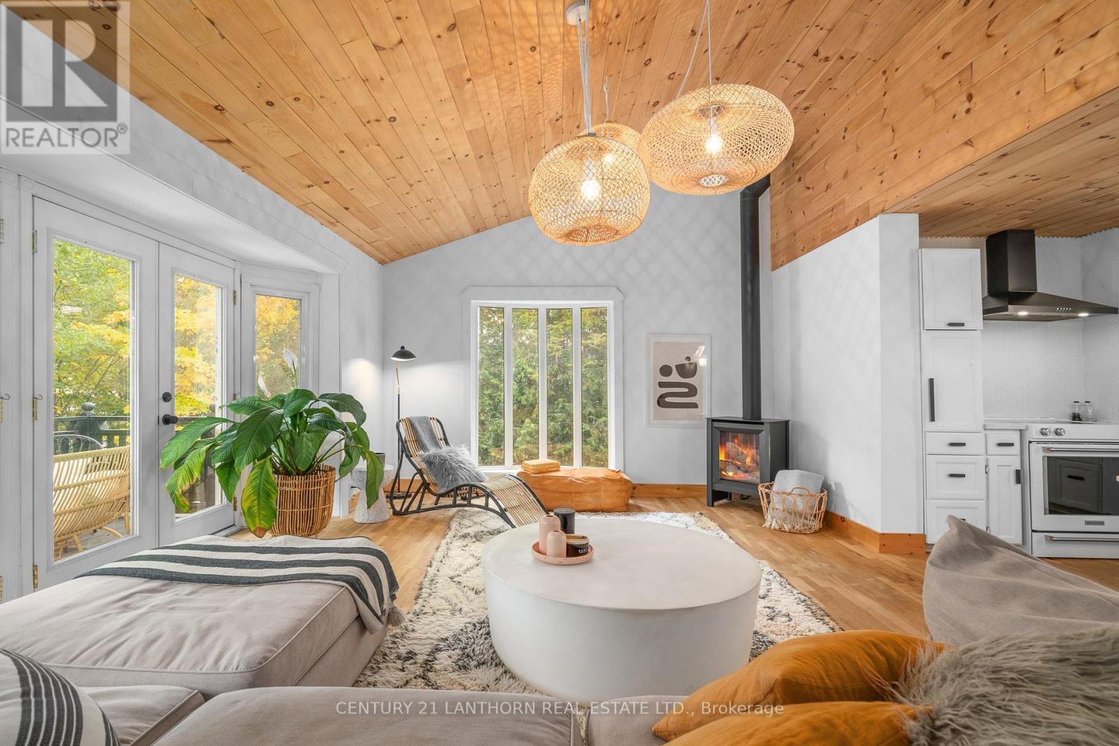 580 LAKESIDE DR