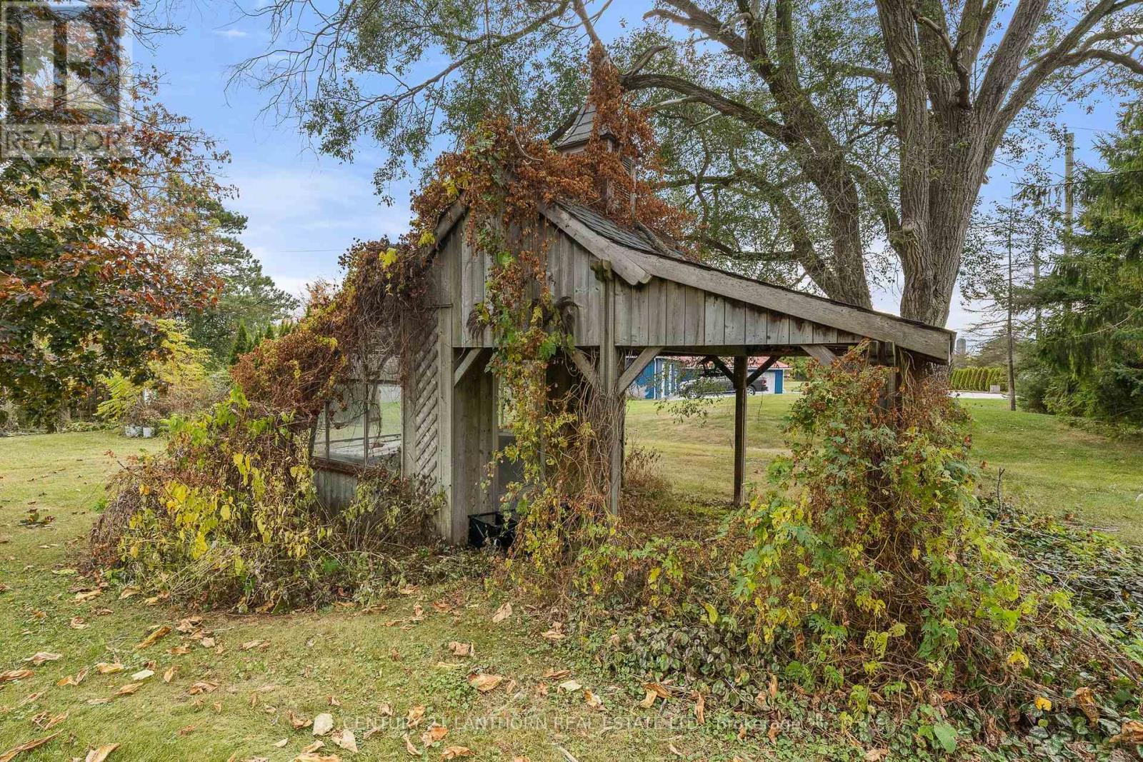 580 LAKESIDE DR