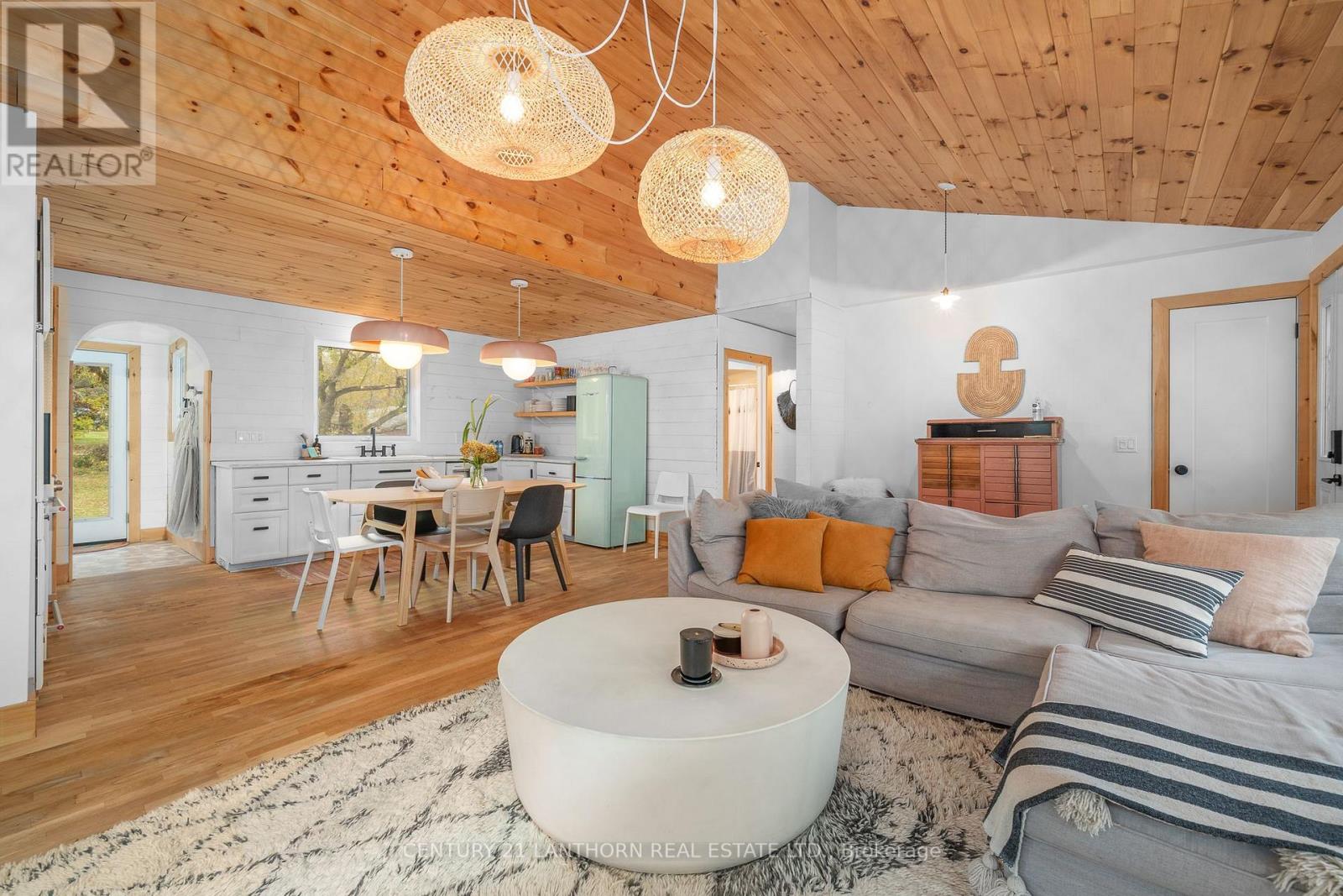 580 LAKESIDE DR