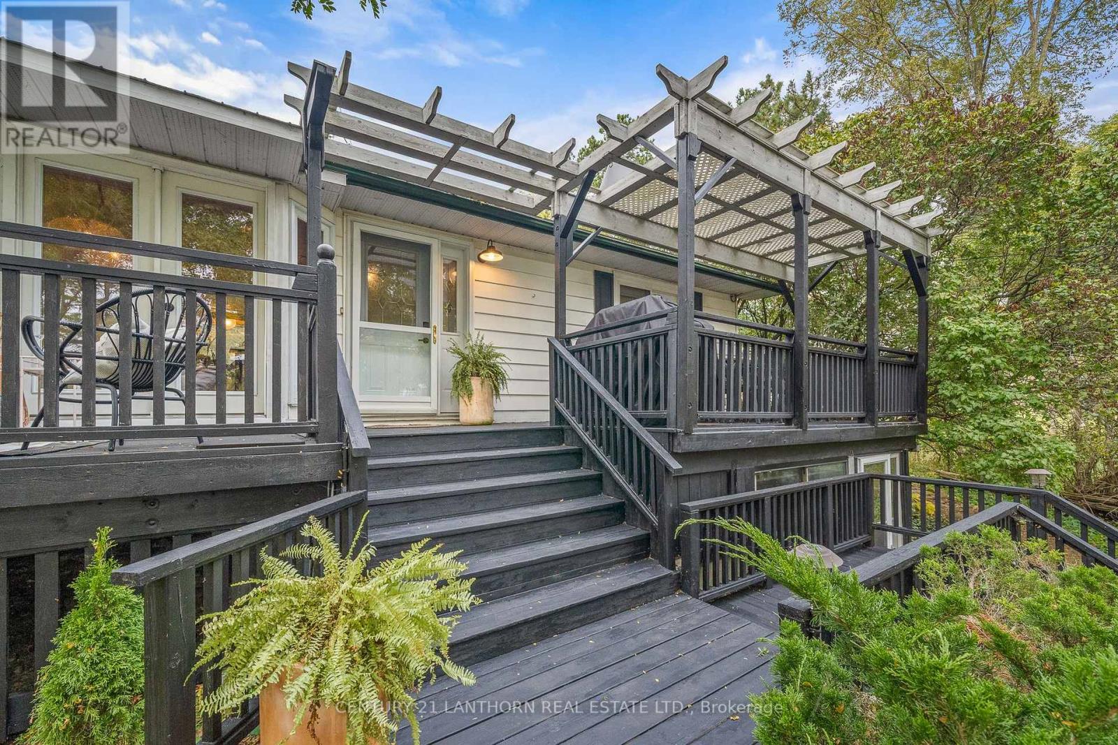 580 LAKESIDE DR