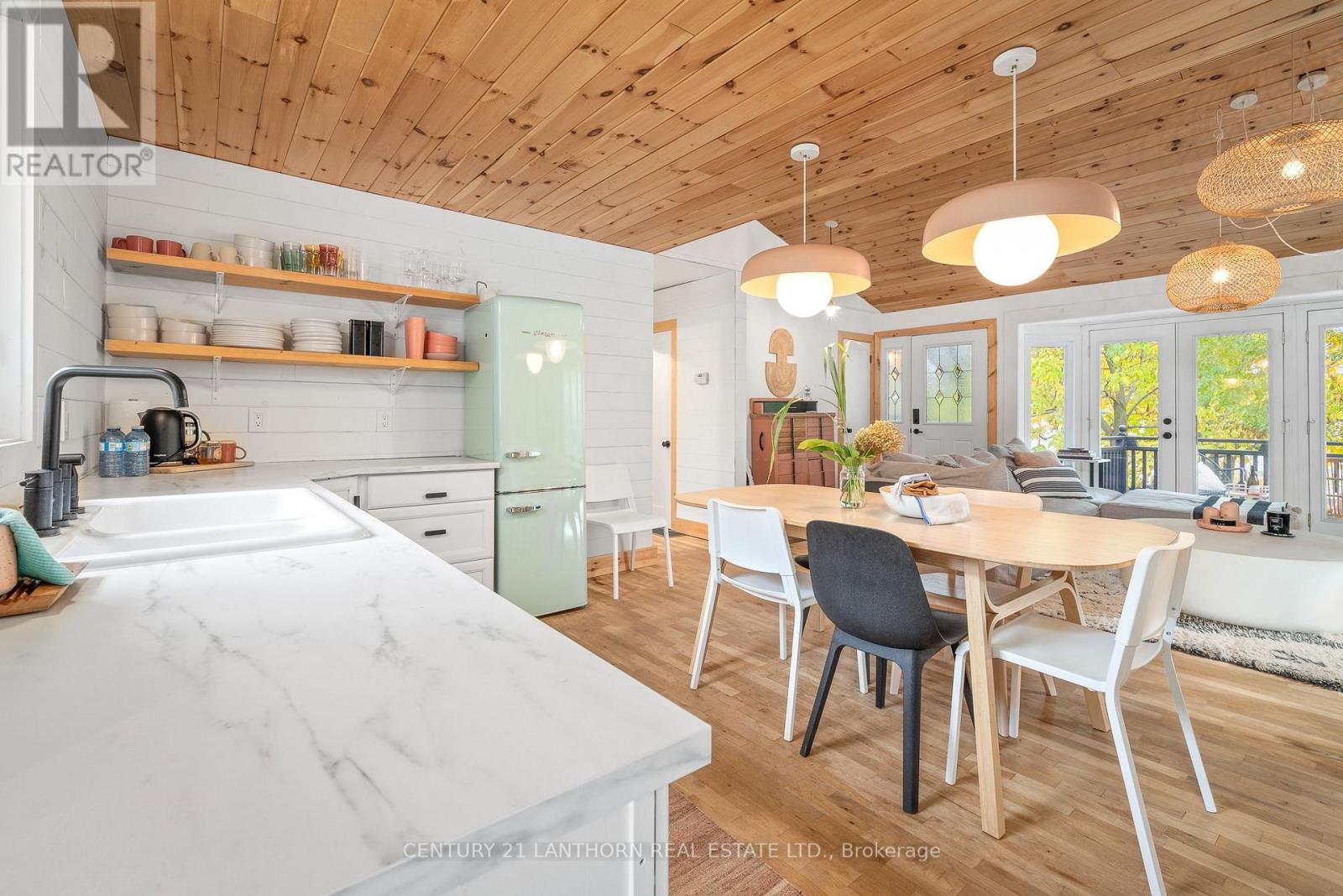 580 LAKESIDE DR