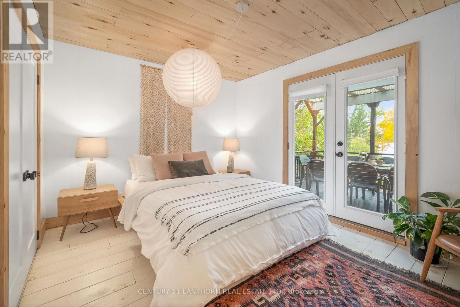 580 LAKESIDE DR