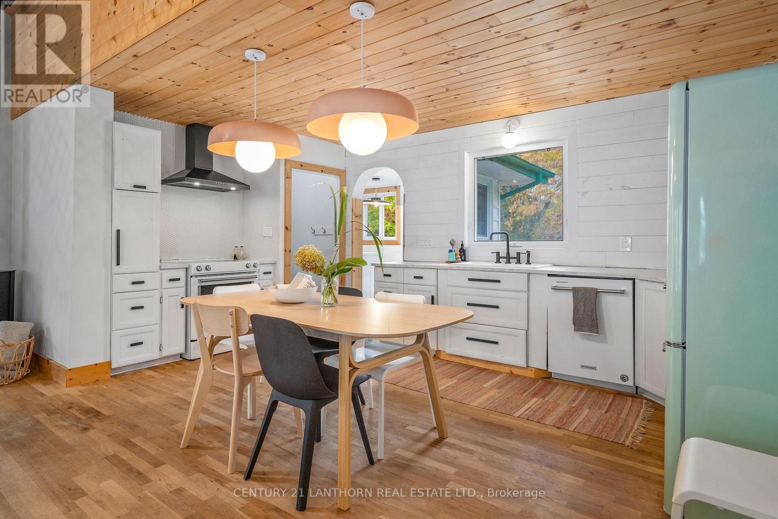 580 LAKESIDE DR