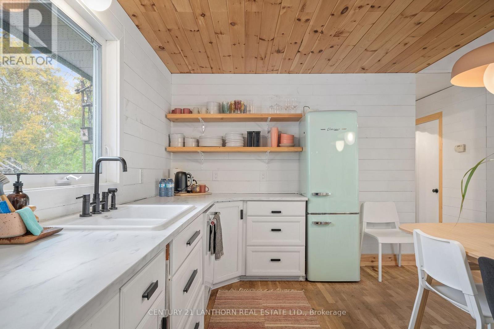 580 LAKESIDE DR