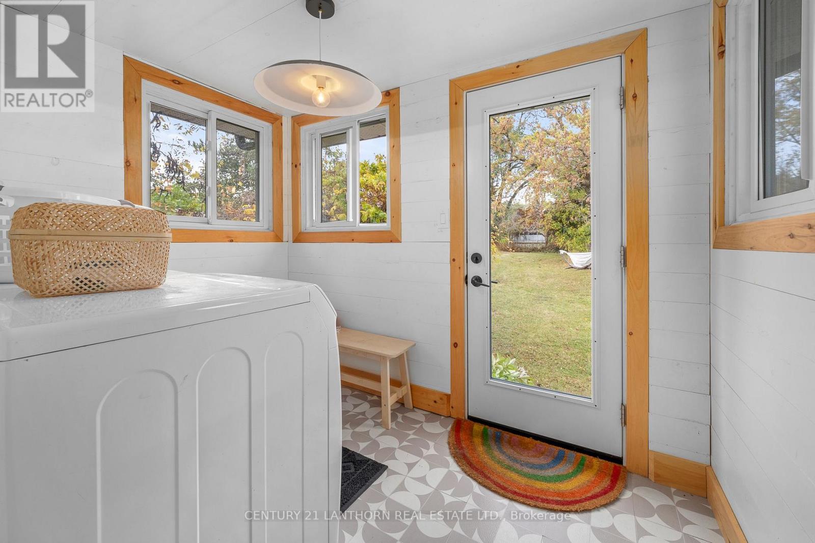 580 LAKESIDE DR