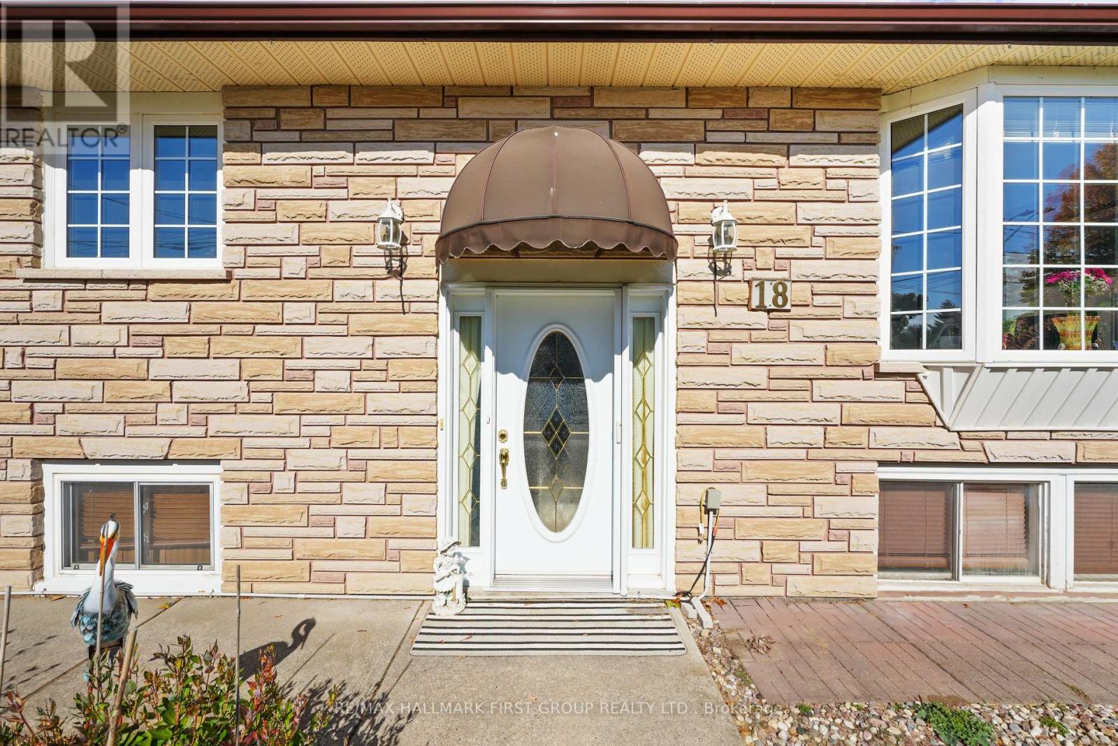 18 RUSSELL ST