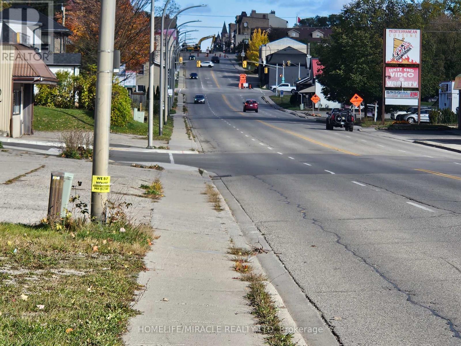 201 DUNDAS ST S