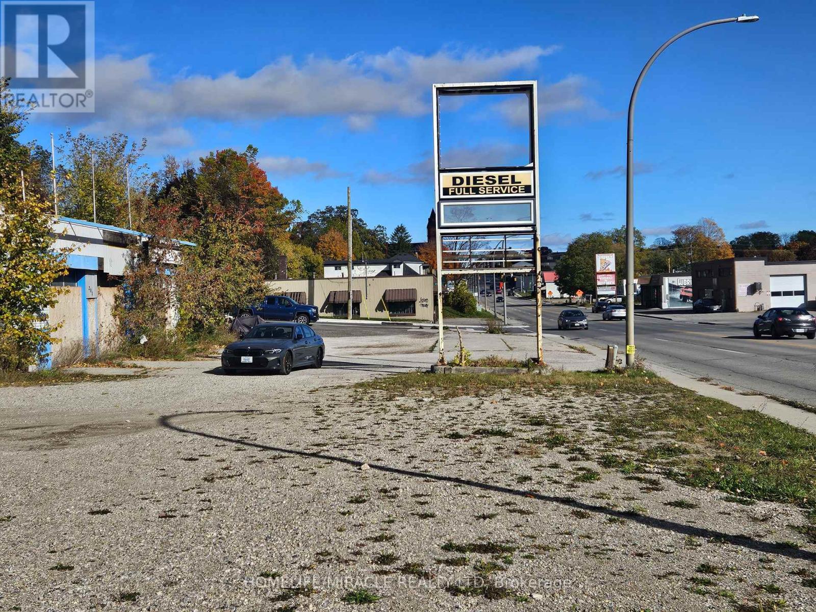 201 DUNDAS ST S