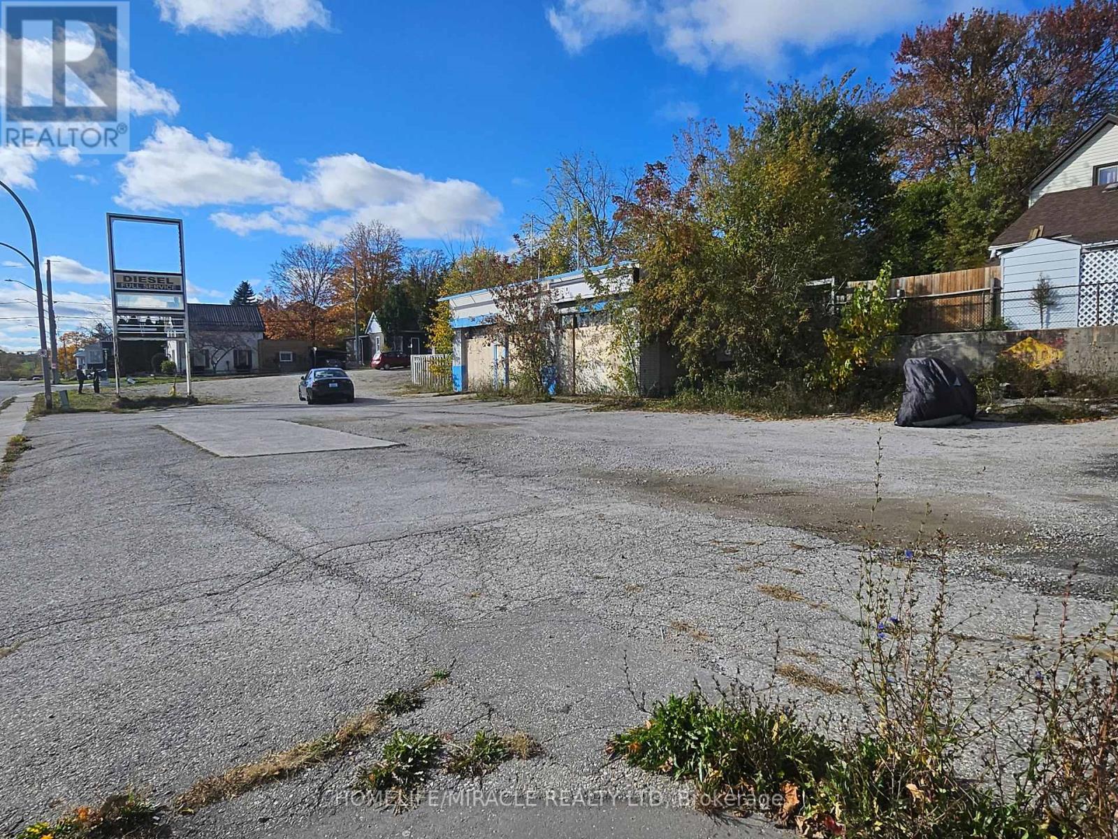 201 DUNDAS ST S