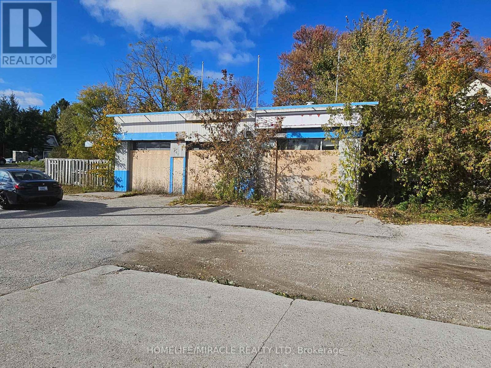 201 DUNDAS ST S