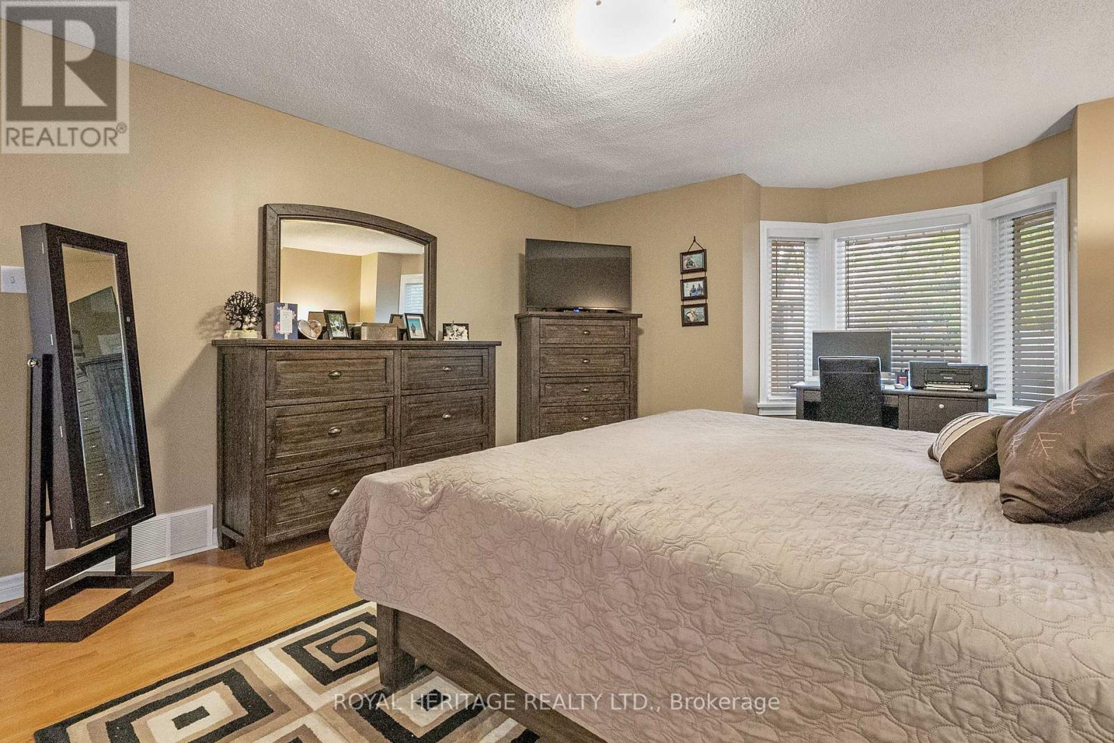10 HILLVIEW DR