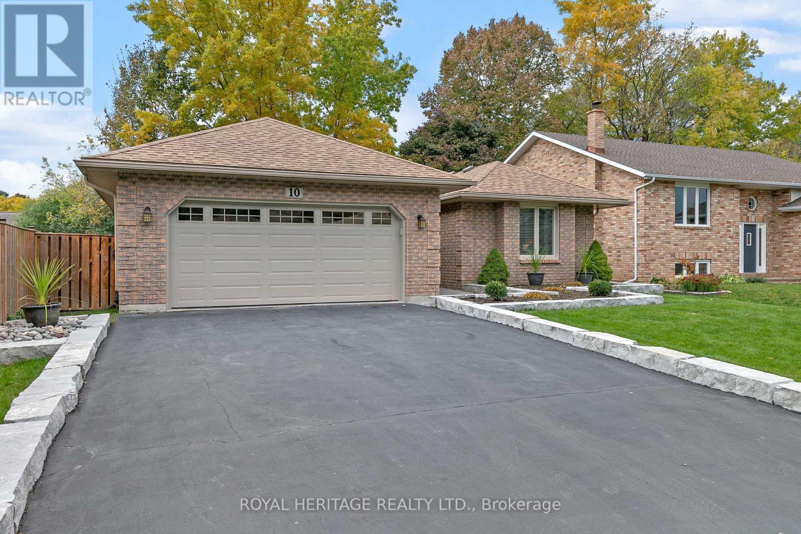 10 HILLVIEW DR