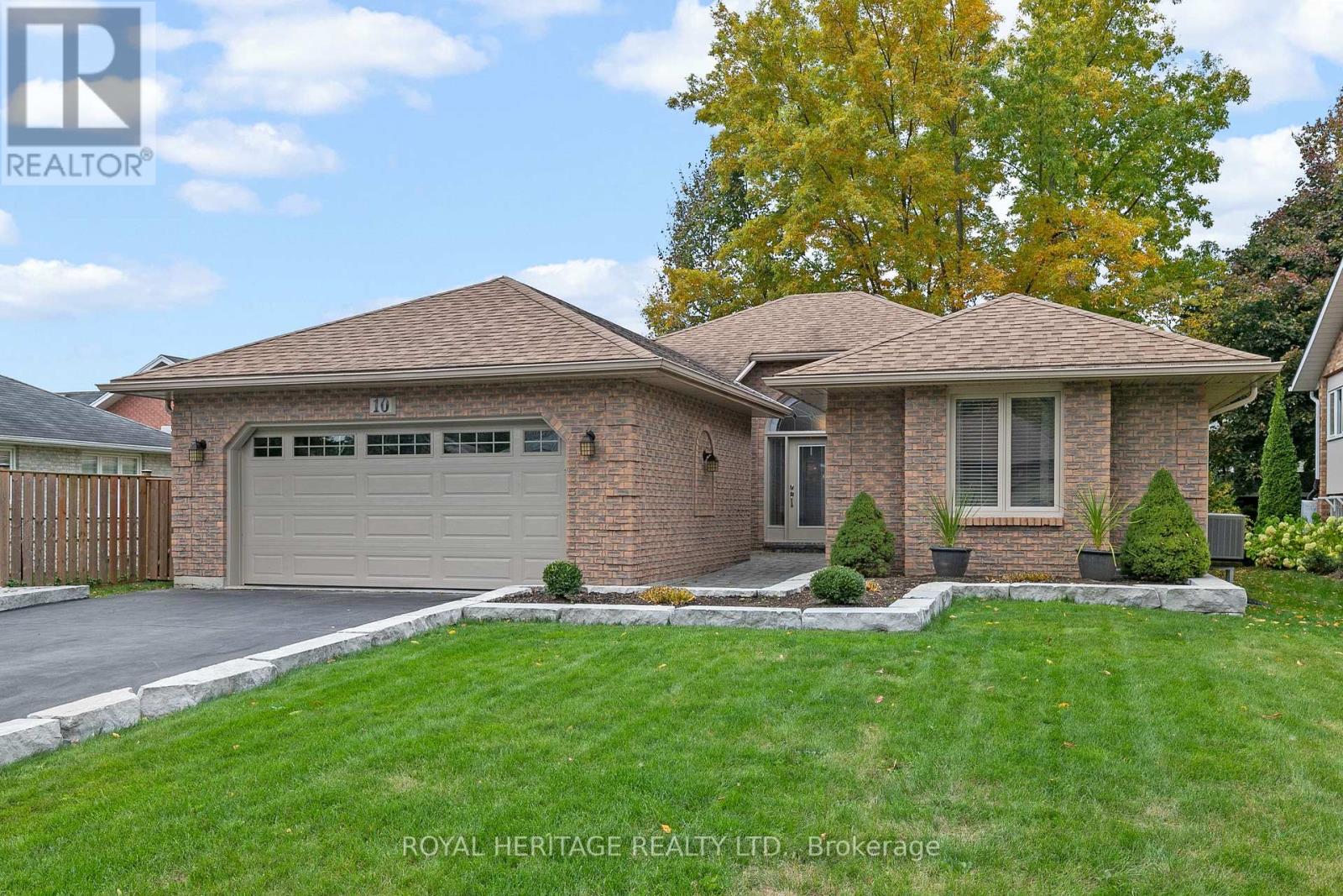 10 HILLVIEW DR