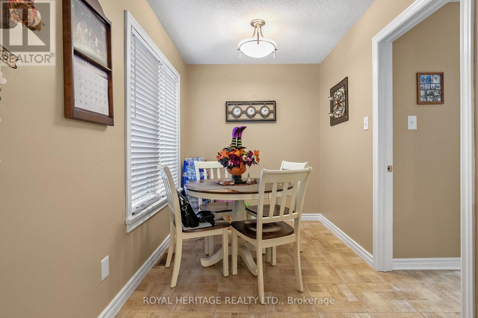 10 HILLVIEW DR