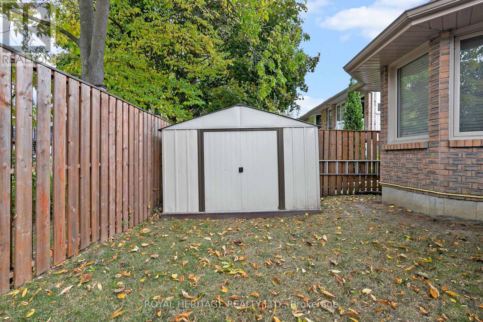 10 HILLVIEW DR