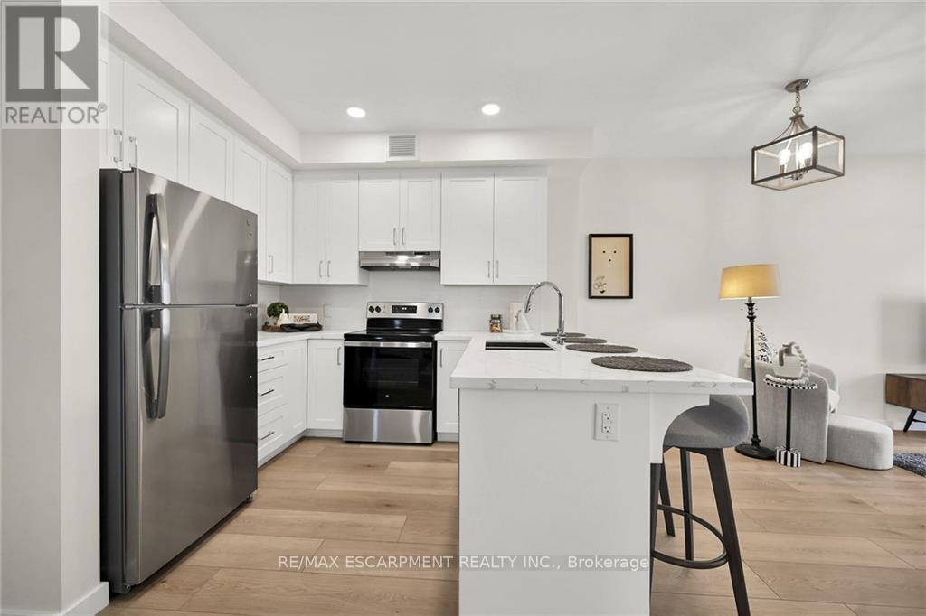 #202 -15 TALBOT ST W, #202