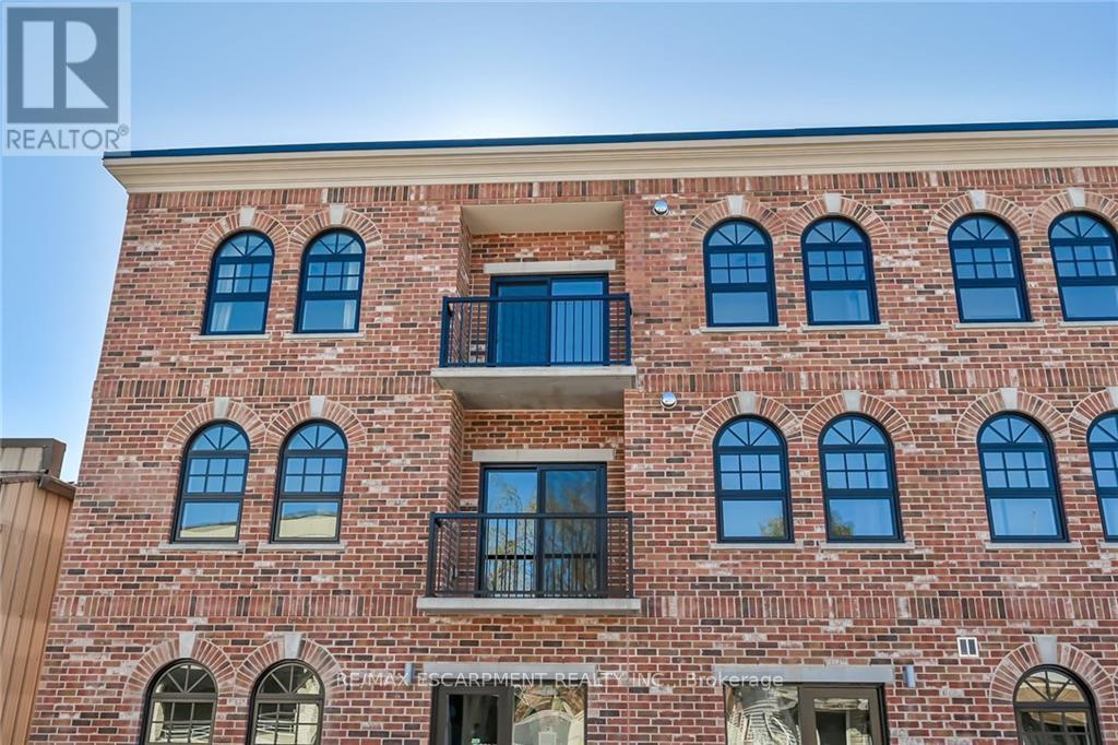 #202 -15 TALBOT ST W, #202