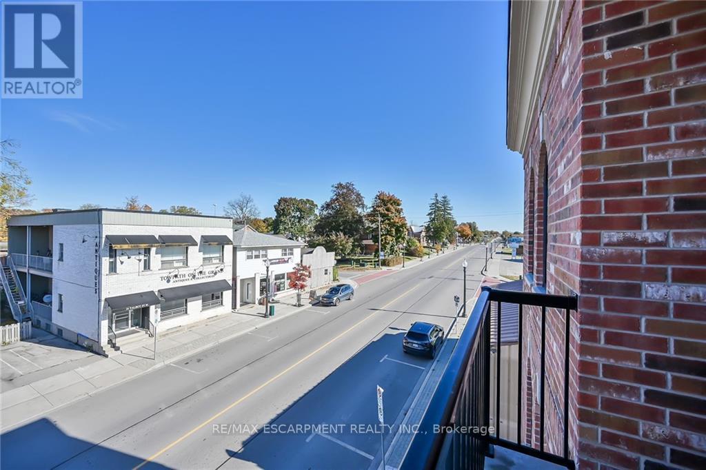 #202 -15 TALBOT ST W, #202