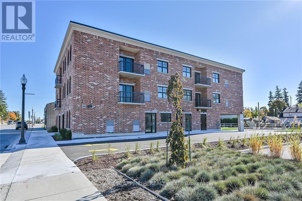 #202 -15 TALBOT ST W, #202